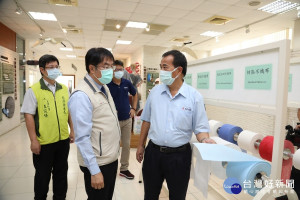 台南市長黃偉哲特別前往將軍區口罩大廠康那香視察。