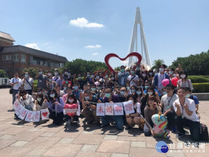新北民政局今(6)日在淡水漁人碼頭舉辦今(109)年第2場未婚聯誼，在有藍天、船集的歐風場景，推出主題「碼上遇見愛」系列闖關遊戲 