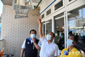 侯友宜今(6)日上午至板橋區新埔國小視察校舍整建工程進度，要求工程如期如質完工