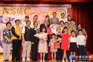 謝政達表揚松鶴楷模高齡95歲的蘇萬發，曾任三峽鎮民代表會主席，獅齡有45年，仍積極參與會務，樂心助人