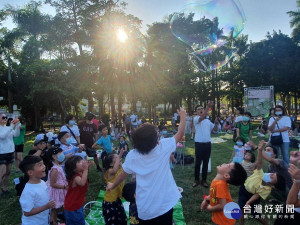 佳里區「109年度台南市社區營造計畫」現場的泡泡秀吸引許多小朋友喜愛。