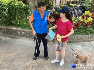 環保局為提升飼主的狗便自主清理率，呼籲飼主遛狗繫狗鍊隨手清狗便，並邀市民朋友一起拆除「黃金未爆彈」共同維護市容，推出「全民毛起來」宣導活動