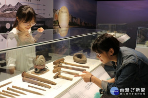 十三行推出「八里人看八里展」活動，無論您設籍八里或是在八里就學、工作，只要憑證件來館參觀特展，即可獲得隨機小禮物1份、免費八里柚子茶1杯 