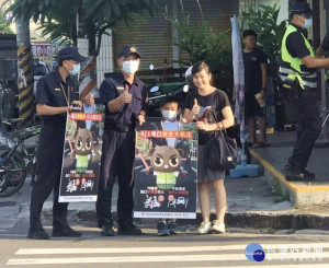 北港警方為提升用路人安全，於易肇事路口宣導交通大執法訊息，呼籲駕駛人行經路口「慢」、「看」、「停」，加強車輛與行人守法觀念。