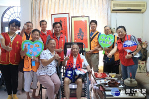 新北市榮民服務處服務組組長陳重榮今(7)日率服務處同仁及榮欣志工，赴汐止區為榮民單書瓊爺爺慶祝百歲壽誕，除轉贈總統、行政院長祝賀壽屏 
