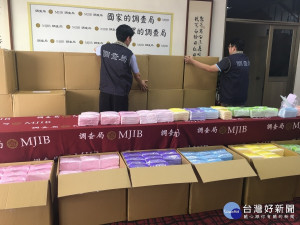 南投調查站等單位查扣21萬片未經核准的口罩。（記者扶小萍攝）