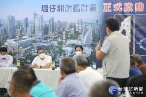 新北市政會議9日移師至新莊區公所召開，侯友宜聽取「新莊泰山塭仔圳市地重劃」專案報告後，並與在地代表進行交流聽取建言
