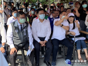 侯友宜陪同交通部長林佳龍針對國道1號林口交流道改善工程現場進行共同研議 