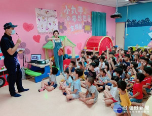 下崙派出所員警受邀前往教導幼兒認識交通號誌及標誌，以及如何遵守交通安全等，強化兒童自我保護觀念。
