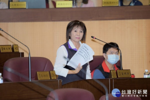 ▲ 市議員葉明月總質詢國、中小學校設置冷氣機，提出學校及家長的擔心 。（圖／市議會提供）