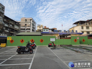  蘆洲監理站行政大樓(A、B棟)建築物內外側實施耐震補強工程，許站長表示，施工期間各項監理業務並未中斷服務