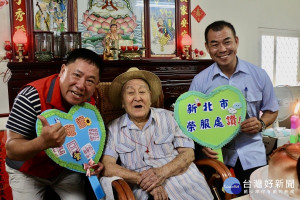 新北市榮民服務處副處長游文勇及本月底即將轉任公務人員的現任海巡署副署長許中將出席慶生活動