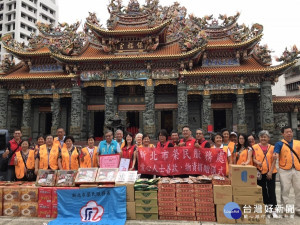永和保福宮主委陳水生10日捐贈新北市榮民服務處中元祭祀物資，藍瑞玲組長代表受贈，並回贈感謝狀一幀