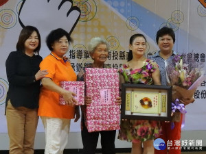 獲獎模範婆媳-水里鄉劉盧和妹〈右3〉、鄧碧玉〈右2〉，〈右1為南投縣婦女會理事長縣議員陳淑惠、左1為立委馬文君〉