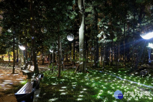 嘉義市北香湖公園裝置藝術，光織影舞-星羅棋布夜晚測試／嘉義市府提供
