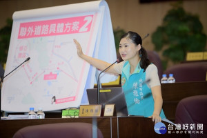 ▲ 桃園市議員陳雅倫質詢龜山交通問題，特別是連結桃園與新北市的交通建設合作 。（圖／市議會提供）