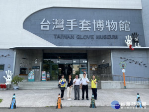 彰化縣榮服處拜會台灣手套博物館，洽談特約商店及職缺拓展。圖／彰化縣榮民處提供