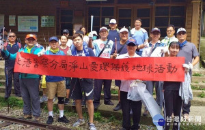北港分局舉辦「為健康加分而走」兼「淨山愛環保護地球」自強活動，由分局長王立德帶隊沿獨立山步道健行，並撿拾路旁垃圾，以實際行動關懷大自然。