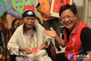 新北市榮民服務處總幹事李復鄉11日率服務處同仁及榮欣志工，赴泰山區為榮民蘇文敬爺爺慶祝百歲壽誕