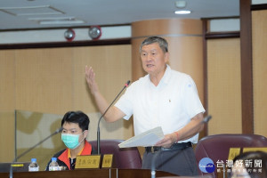 ▲ 市議員吳宗憲質詢草漯地區國小學童爆滿情況，希望儘速完成重劃區定案工程   。（圖／市議會提供）