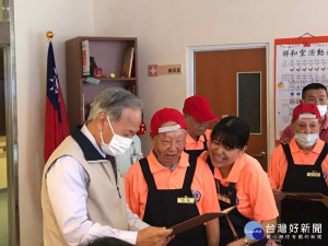 輔導會呂副主委特別至祥和樓失智專區探視失智長輩,親身體驗長輩們經營的「記憶咖啡館」