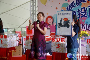 宋市長宣布頭獎機車得主來自台中。（記者扶小萍攝）