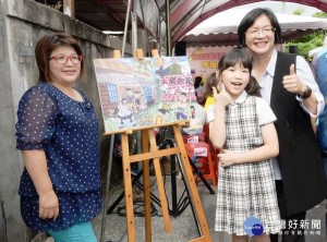 「手」護人權園遊會 中，縣長王惠美與參與「兒童人權創意著色寫生比賽」之得獎者相見歡。
