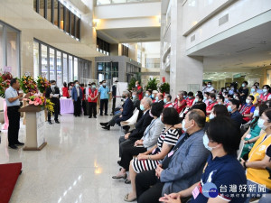 新北市長侯友宜出席醫師公會慈善義賣，希望大家多多支持義賣活動，幫助今年因受到疫情影響得到較少資源的弱勢團體。