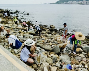  新北市政府環保局12日於貢寮區龍洞灣辦理淨灘淨海活動