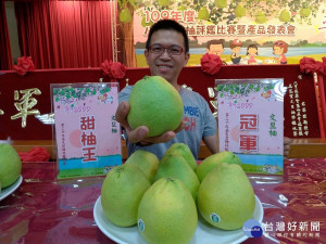 八里區農會「第29屆文旦柚」及「第4屆幸福果饌」評鑑比賽，分別由李炳輝及黃志暐拿下冠軍殊榮，另李清長獲得今年甜柚王頭銜