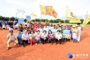 「卦山盃」全國少棒青少棒錦標賽開賽，縣長王惠美與彰化縣選手加油打氣。