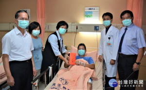 彰化縣長王惠美得知後在彰化縣警察局長許錫榮、員林分局長洪文宏陪同下前往醫院慰勉，希望勇警「早日康復」！