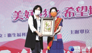 彰化縣長王惠美（左）親頒「109年社會團體貢獻獎」，切膚之愛基金會執行長詹麗珠（右）代表領獎。圖/切膚之愛基金會  提供