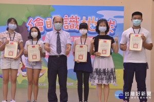 副局長張旭彰親自頒獎予16件得獎作品 