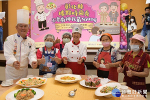社區據點時尚秀，51個社區據點品「不老廚神」，縣長王惠美到場鼓勵。圖／記者鄧富珍攝、