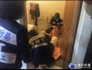 員警與消防人員將獨居長者送醫急救／嘉義縣警局提供