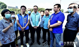 縣長王惠美視察埔心柳橋西路工程說明。