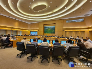 國民黨主席江啟臣及立法院國民黨總召林為洲特別號召了21位黨籍立委及新北市議會三長，14日中午與侯友宜市長舉行便當會