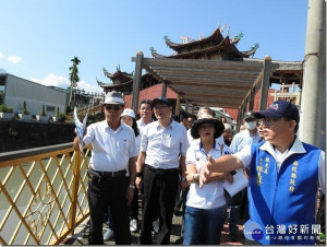 1林縣長帶領縣府觀光處長陳志賢、縣長特助林儒彬，前往會勘集集鎮環鎮自行車道的泰順廊橋路段。