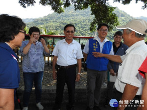 林縣長〈左3〉赴水里鄉兩村會勘野溪淘刷侵蝕農園而威脅民宅，勘後指示改善。