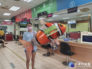 運用科技遙控飛魚，搭配「路口停讓 從你我開始」、「我OK 你先行」等宣導口號，不定時出現在1樓A棟大廳，提醒民眾重視交通安全