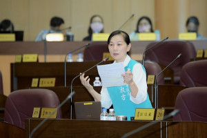 ▲市議員鄭淑方為楊梅觀光及交通建設發言，建議市長加緊腳步。（圖／市議會提供）