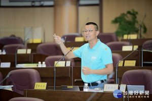▲市議員蔡永芳質詢，桃園航空城土地公開競標太低價，留下炒作土地空間，求市府做好事前管控措施。（圖／市議會提供）

