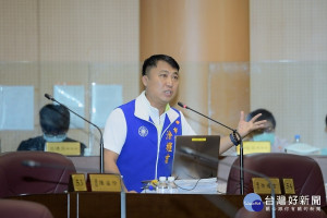 ▲市議員涂權吉質詢，楊梅道路積水可以到半月，傷民眾感情。（圖／市議會提供）