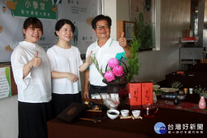 泉發茶廠的蜜香紅茶與紅豆小點結合。（記者扶小萍攝）