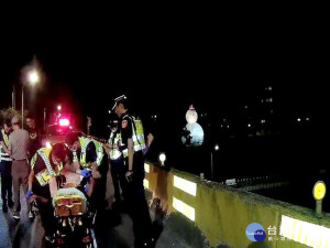 警方搶救男子。林重鎣翻攝