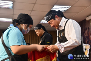 侯友宜16日特別前往市立鶯歌工商見證「拜師儀式」，頒狀感謝業界無償捐贈課程所需材料，並體驗珠寶金工課程