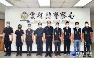 北港警分局日前查獲列管居家檢疫對象及於網路散布不實疫情訊息者，獲雲林縣警局局長顏旺盛頒發協助防疫工作績優獎牌，嘉許工作優秀表現。（記者陳昭宗拍攝）