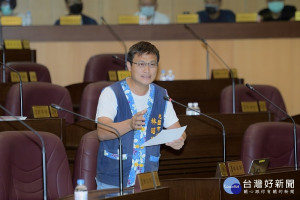 ▲市議員林昭賢質詢指龍潭常有既成巷道被人為阻擋；而檢舉魔人橫行造成民眾不滿。（圖／市議會提供）