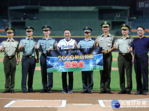 侯友宜市長頒發慰勞金給駐守新北市境內的陸軍第六軍團等6個部隊弟兄，謝謝國軍這一年來的付出